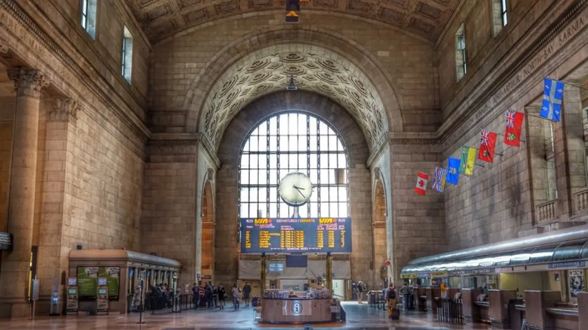 Hampir setiap hari, ribuan orang melewati Toronto Union Station. Bukan cuma stasiun kereta, tempat ini juga jadi salah satu pusat transportasi penting yang menghubungkan Toronto dengan berbagai wilayah di Kanada. (Pinterest)