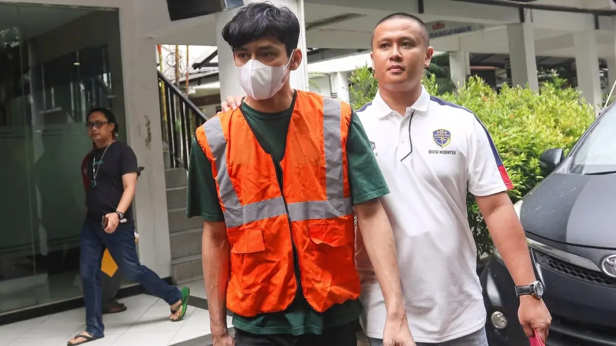 Hasil tes kesehatan Revaldo dinyatakan stabil, namun polisi beri pendampingan psikologis usai sang aktor kerap melamun saat diperiksa. Penyidik kini dalami transaksi transfer untuk buru pemasok narkotika.