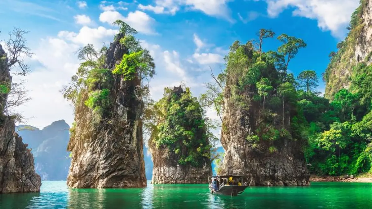 Hutan hujan, danau luas, dan tebing batu kapur membuat Khao Sok terlihat seperti dunia lain. Uniknya, Cheow Lan Lake yang menjadi ikonnya ternyata merupakan danau buatan. (Pinterest)