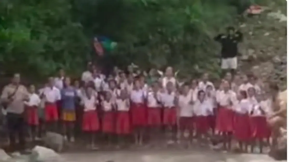 Kondisi Memperihatinkan Siswa SDN di TTU yang ke Sekolah Harus Lewati Sungai Tanpa Jembatan (Instagram Melky Tamelab)