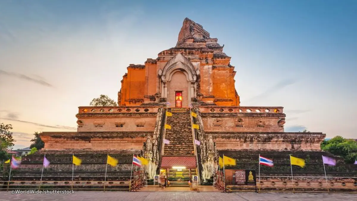 Lebih dari 700 tahun lalu, Chiang Mai dibangun sebagai pusat Kerajaan Lanna. Kini, kota ini dikenal sebagai salah satu tujuan wisata Thailand. Menariknya, jejak masa lalunya masih hidup di tengah kota modern. (Pinterest)