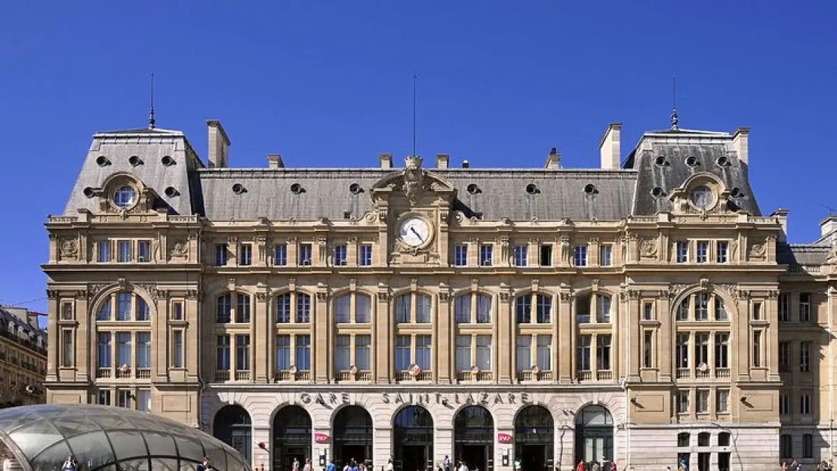 Sebelum dipenuhi kereta modern, Gare Saint-Lazare pernah menjadi objek lukisan Claude Monet. Pada 1877, ia membuat sekitar 12 lukisan yang menangkap suasana stasiun dan kereta uap di dalamnya. (Pinterest)