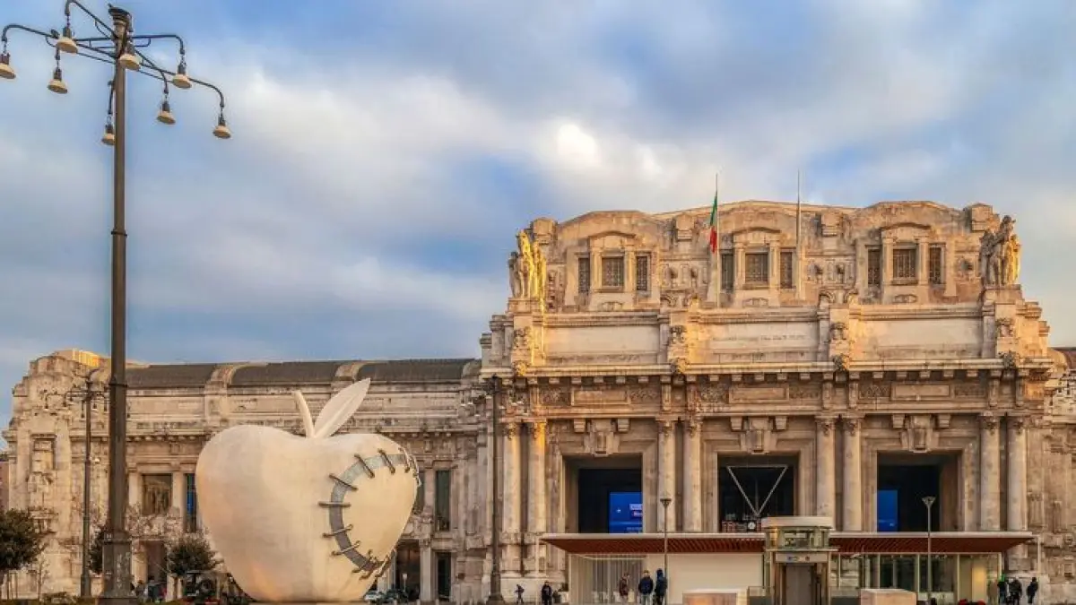 Sekilas kayak istana, ternyata ini stasiun kereta. Milano Centrale bukan cuma salah satu pusat perjalanan penting di Italia, tapi juga punya bangunan penuh patung, ornamen, dan detail arsitektur yang bikin melongo. (Pinterest)