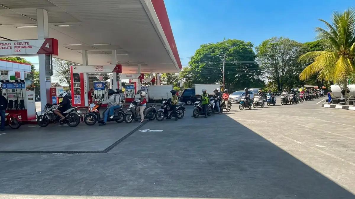 Selisih harga Pertamax & Pertalite capai Rp5.950 per liter di Solo Raya. Belum ada perubahan harga per 26 Agustus 2026, sejumlah pekerja UMR siasati pengeluaran dengan strategi selang-seling bahan bakar kendaraan.