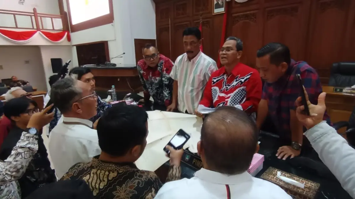 Warga Ledoksari audiensi dengan DPRD Solo terkait sengketa lahan Stasiun Jebres lawan PT KAI, Rabu (26/8/2026). (Antonius/Radar Solo)