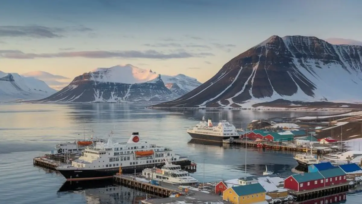 Di Svalbard, pukul 12 malam tidak selalu berarti langit gelap. Selama musim panas, Matahari bisa tetap berada di atas cakrawala selama berbulan-bulan. Beberapa bulan kemudian, wilayah ini justru mengalami periode ketika Matahari menghilang dari langit. (Pinterest)