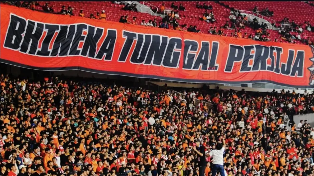 Aksi The Jakmania saat mendukung Persija Jakarta. (instagram @dikysoemarno)