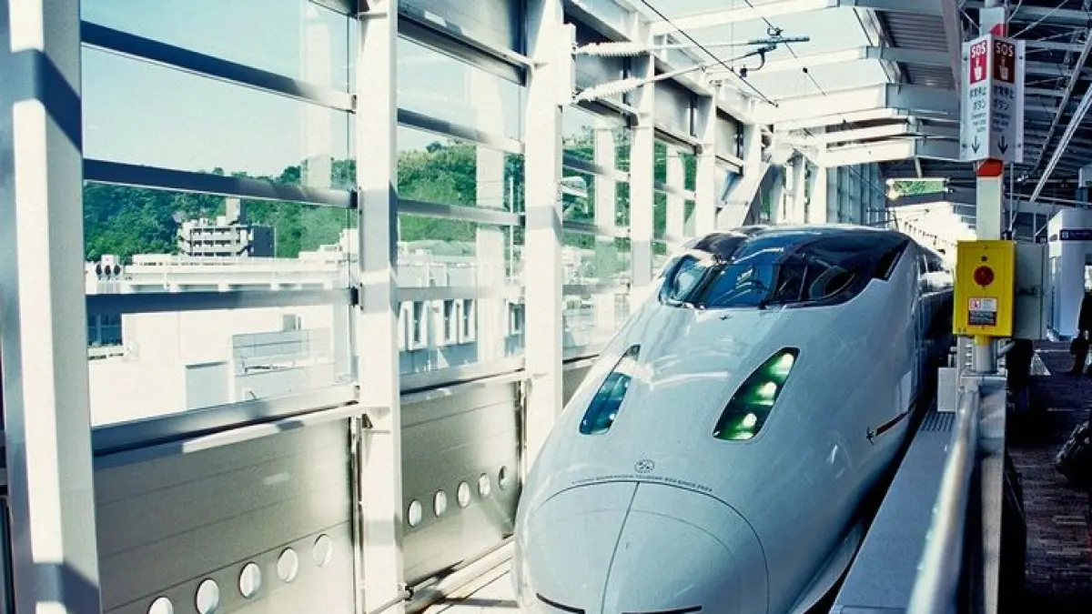 Jauh sebelum Shinkansen melaju di jalur Jepang, ada Tsubame yang lebih dulu menjadi salah satu andalan perjalanan jarak jauh. Dari lokomotif uap hingga era modern, namanya melewati banyak babak sejarah kereta Jepang. (Pinterest)
