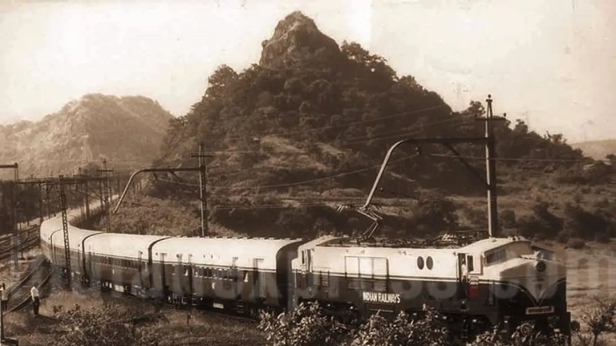 Lebih dari 90 tahun melayani rute Mumbai–Pune, Deccan Queen sudah melewati berbagai zaman. Dari era lokomotif uap hingga kereta listrik, namanya tetap menjadi bagian dari sejarah perkeretaapian India. (Pinterest)