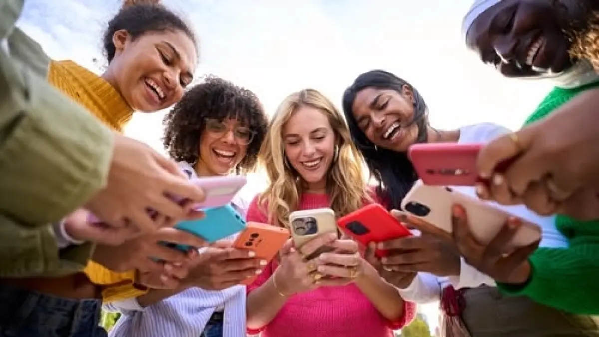 Penggunaan iPhone kerap dikaitkan dengan gengsi dan gaya hidup.(Pinterest)