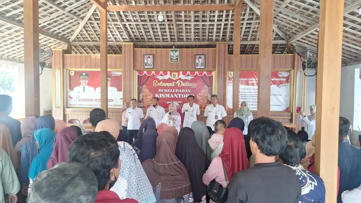 Penyaluran bansos di Kelurahan/Kecamatan Kismantoro Rabu (26/8/2026). (Iwan Adi Luhung/Radar Solo)