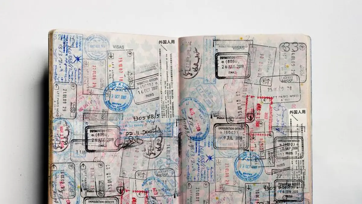 Sekarang naik kereta nggak cuma soal sampai tujuan. Lewat Stamp Railly, kamu bisa sekalian berburu stempel khas di 10 stasiun Jabodetabek dan mengumpulkannya di Stamp Railly Passport. (Gambar Ilustrasi;Pinterest)
