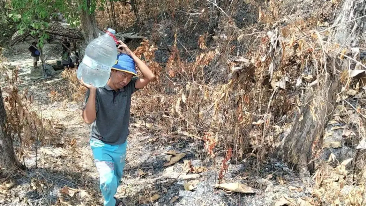 warga Desa Ngaren, Kecamatan Juwangi, Kabupaten Boyolali saat mengambil sisa sisa air disumur didalam hutan. (Khofid/Radar Solo)