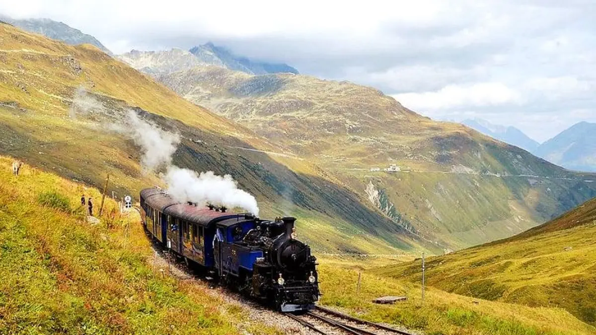 Di tengah Pegunungan Alpen, kereta uap berusia lebih dari 100 tahun ini masih terus berjalan. Furka Cogwheel Steam Railway membawa penumpang mendaki jalur curam Swiss dengan sistem rel bergigi dan pemandangan Alpen yang luar biasa. (Pinterest)