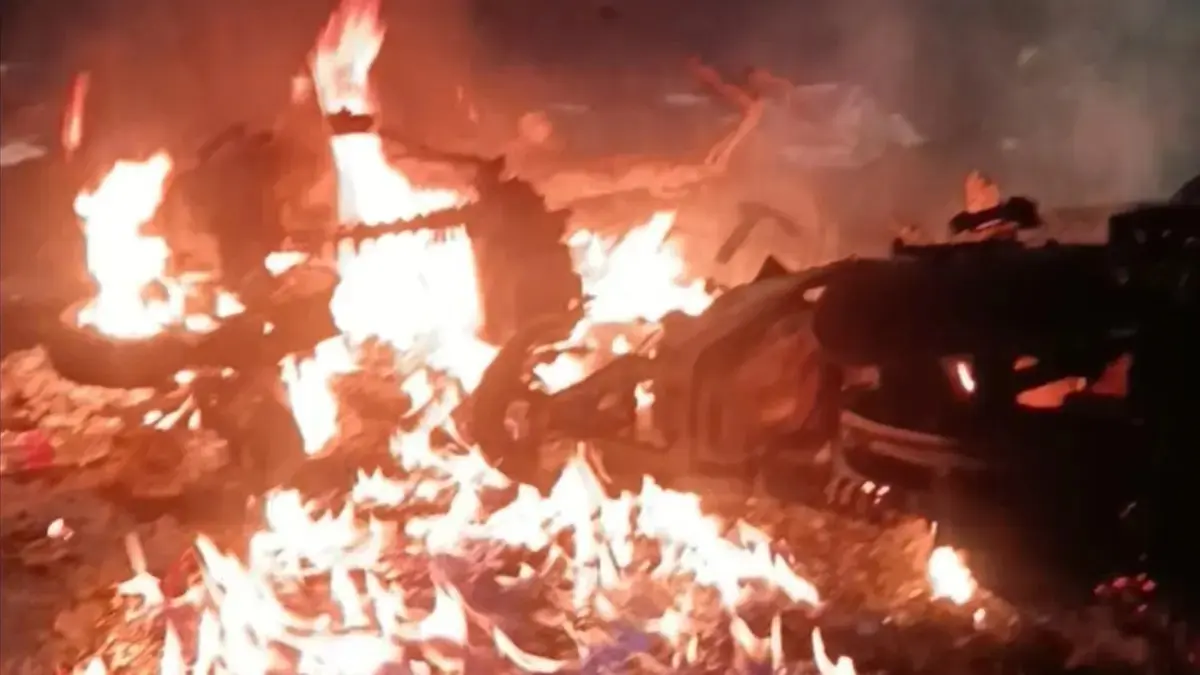 Dua motor dibakar massa di Pejompongan, diambil dari Parkiran Pos Polisi (Royyan/JawaPos.com)