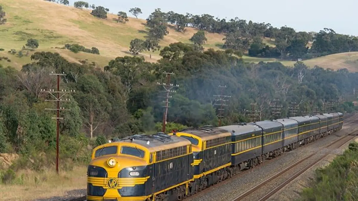 Pada 1937, Australia punya kereta yang tampil beda dari zamannya. Spirit of Progress hadir dengan rangkaian baja tahan karat, fasilitas makan, dan teknologi yang membuatnya dianggap sebagai salah satu kereta paling modern di Australia saat itu. (Pinterest)