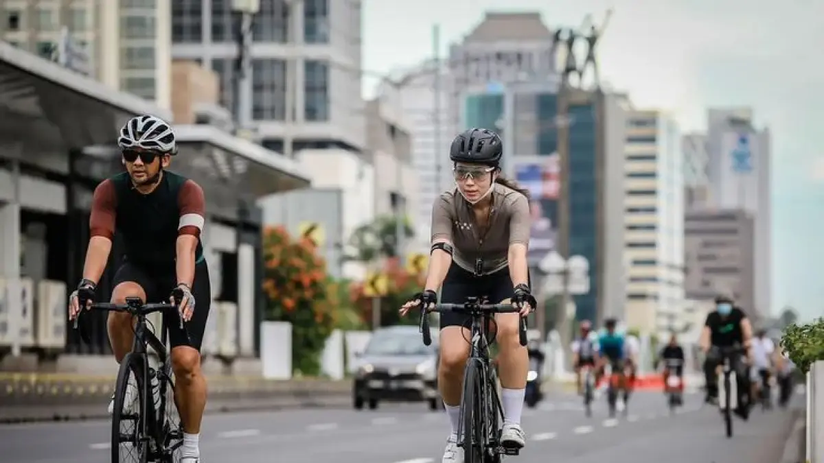 Bersepeda kini bukan cuma soal olahraga. Bagi sebagian anak muda, gowes juga menjadi cara bertemu komunitas, mengeksplorasi kota, dan membangun gaya hidup aktif. Tapi, apakah kota-kota Indonesia sudah cukup nyaman untuk para pesepeda? (Pinterest)