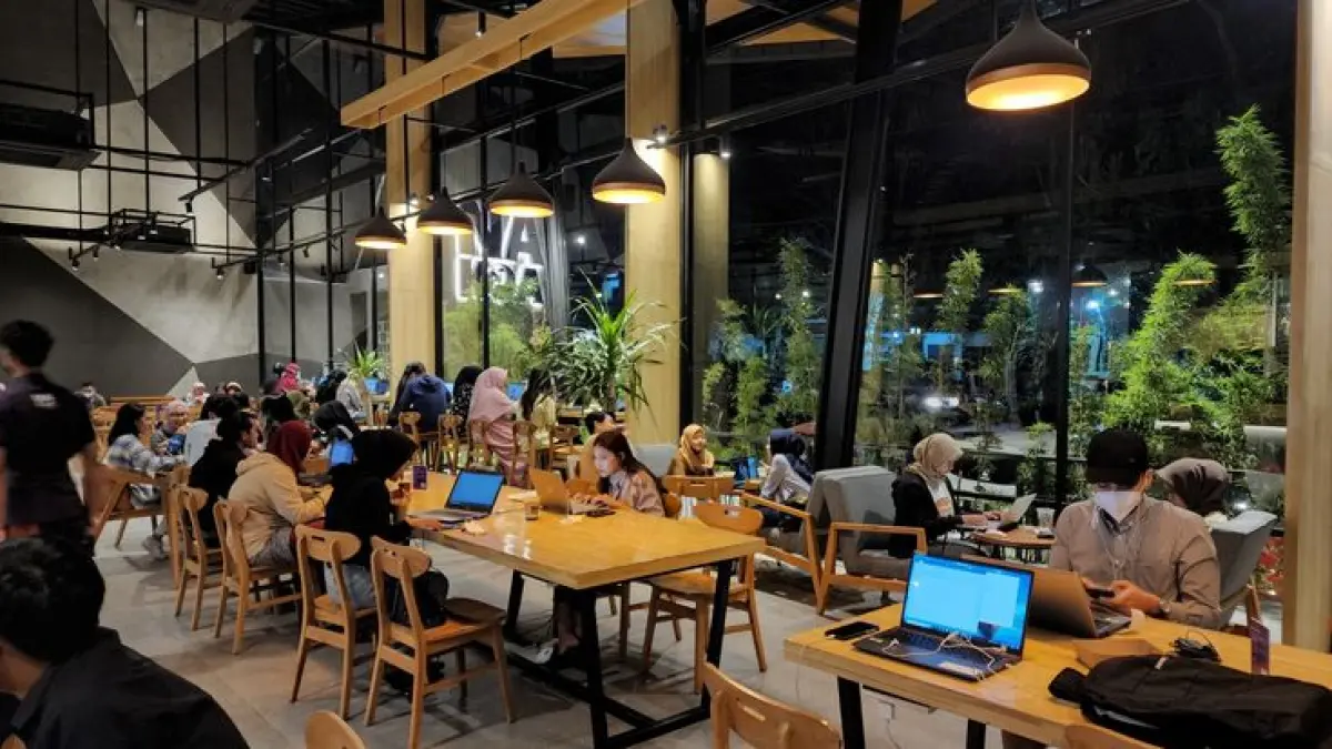 Buat anak muda, tempat estetik bukan cuma soal foto. Suasana nyaman, desain menarik, tempat nongkrong, hingga pengalaman yang bisa dibagikan di media sosial ikut membuat sebuah tempat semakin menarik. (Pinterest)