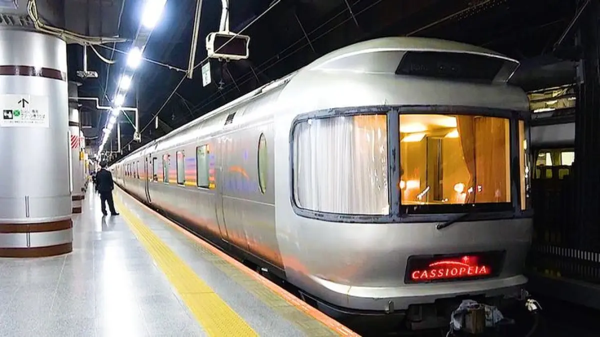 Dulu, perjalanan dari Tokyo ke Hokkaido bisa dilakukan sambil tidur di kereta. Cassiopeia menawarkan kamar pribadi, restoran, hingga lounge sebelum akhirnya layanan regulernya berhenti pada 2016. (Pinterest)