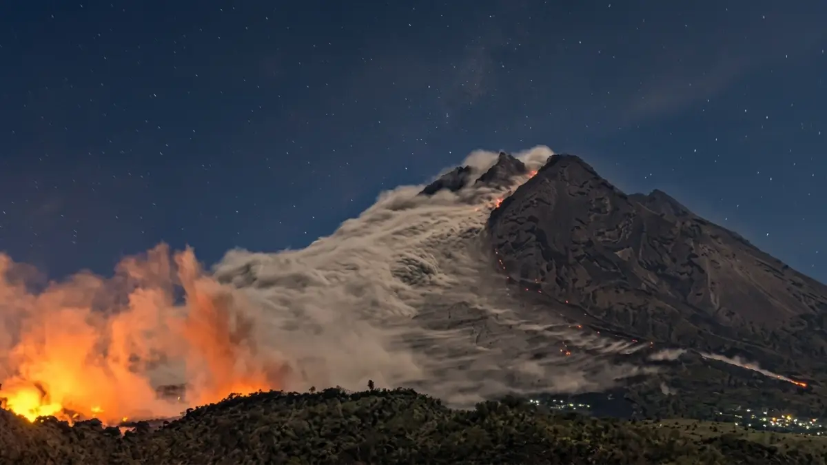 Gunung Merapi erupsi sepanjang 2 kilometer pada 29 Agustus 2026. (Foto: Instagram)