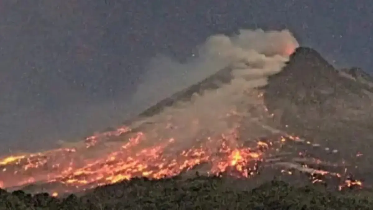 Gunung Merapi kembali memuntahkan awan panas guguran pada Minggu malam (28/6/2026), pukul 20.56 WIB. (Dok. BPPTKG)

