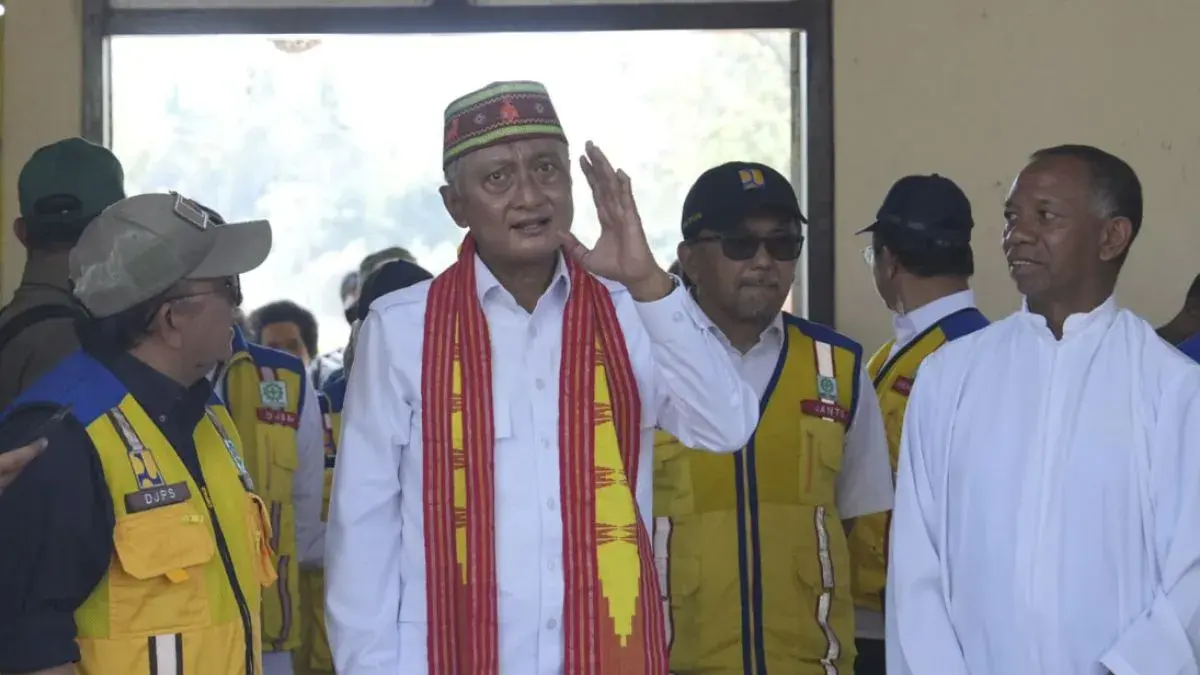 Menteri PU Dody Hanggodo instruksikan pembongkaran & rekonstruksi fasilitas publik rusak di Flores dengan standar tahan gempa. Proyek rehab-rekon wajib libatkan warga lokal demi jaga mata pencaharian pascabencana.