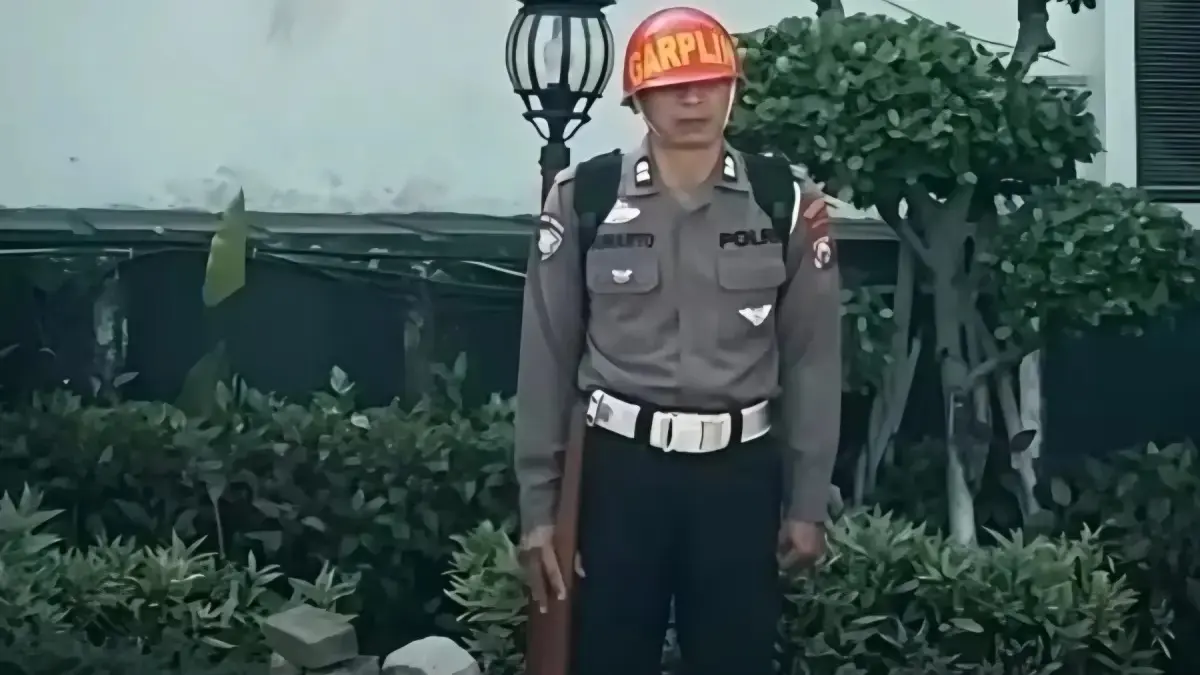 Oknum satlantas Polrestabes Surabaya berinisial S didemosi usai dinyatakan terbukti lakukan pungli ke warga di Satpas Colombo Surabaya. (Instagram @luthfie.daily)