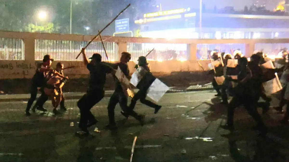 Polisi membubarkan paksa massa aksi yang dinilai mulai bertindak menjurus anarkis di depan gedung DPR/MPR, Kamis (27/8). (Dery Ridwansah/JawaPos.com)