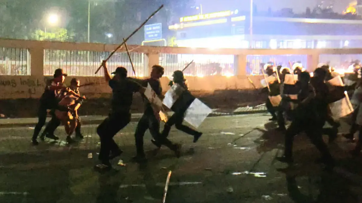 Polisi membubarkan paksa massa aksi yang dinilai mulai bertindak menjurus anarkis di depan gedung DPR/MPR, Kamis (27/8). (Dery Ridwansah/JawaPos.com)