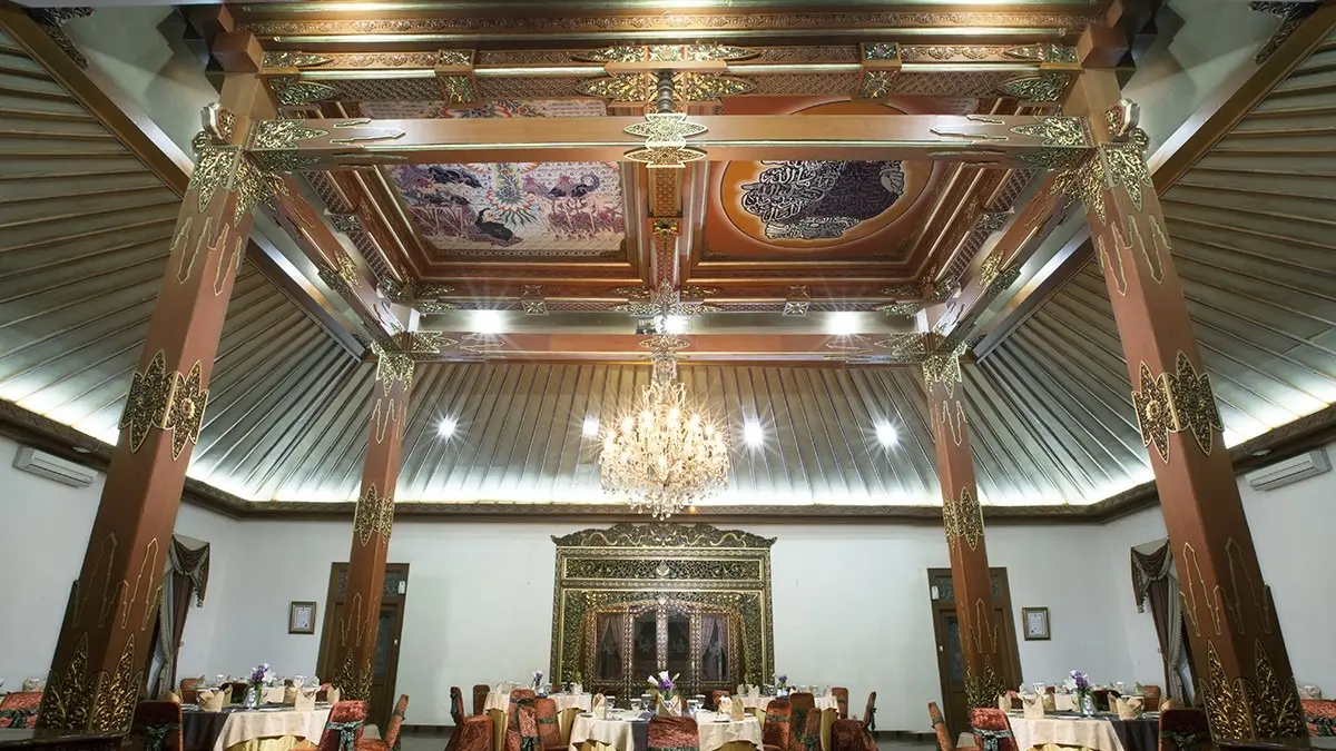 Sebelum jadi hotel, bangunan ini ternyata pernah menjadi rumah seorang pangeran dan bahkan sempat berubah fungsi menjadi kampus! 
Inilah Ndalem Kusumoyudan, salah satu bangunan bersejarah di Solo yang masih menyimpan jejak masa lalunya hingga kini. (Website Kusuma Sahid Prince Hotel)