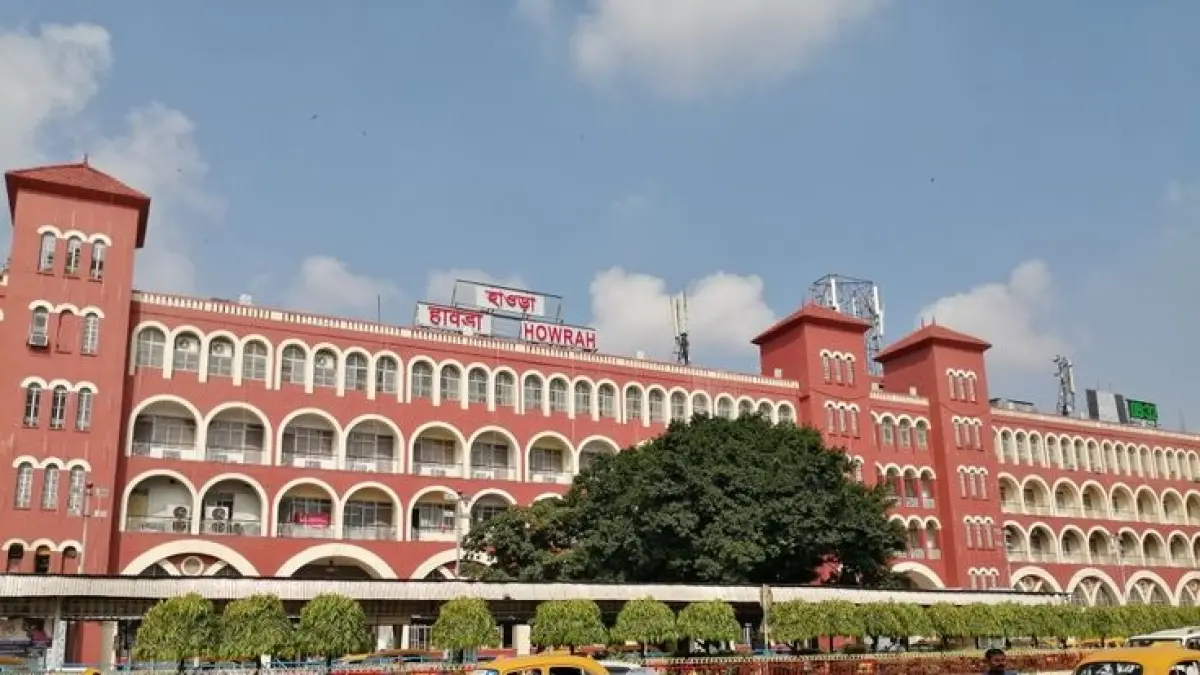Dari bangunan sederhana dengan satu peron hingga menjadi salah satu stasiun tersibuk di India, Howrah Junction sudah menjadi bagian dari perjalanan kereta India selama lebih dari 170 tahun. (Pinterest)
