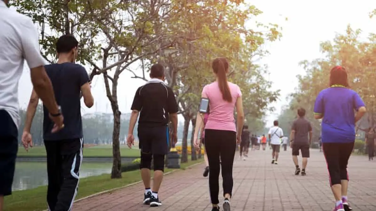 Jalan kaki singkat setelah makan terbukti membantu mengendalikan kenaikan gula darah dan respons insulin. 