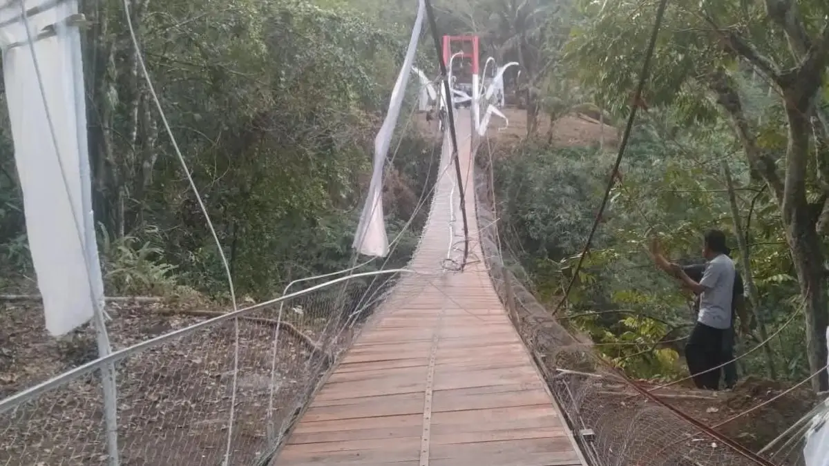Kondisi Jembatan Gantung Pongpet di Pangandaran pasca insiden dalam peresmian pada Minggu kemarin (30/8/2026). (Dok. TNI AD)