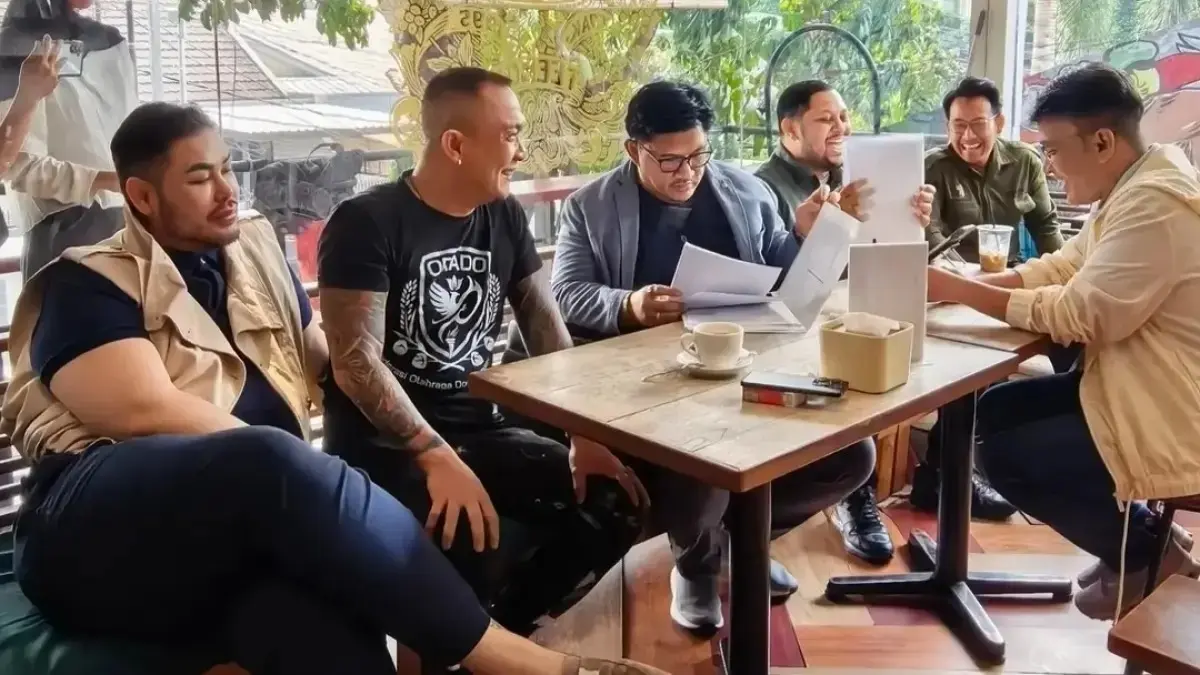 Momen pertemuan Ruben Onsu dan kuasa hukumnya bersama pihak pelapor terkait kasus dugaan penipuan dan penggelapan. (Instagram: jhonlbf_)