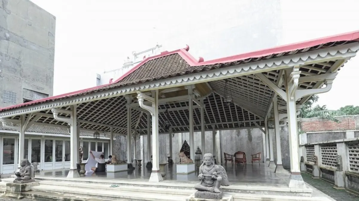 Ndalem Hardjonegaran menyimpan cerita tentang Go Tik Swan, sosok yang punya peran penting dalam perkembangan Batik Indonesia. Dari tempat tinggal hingga ruang berkarya, ndalem ini masih menyimpan jejak seni dan budaya Jawa. (Website ; BPPD SOLO) 