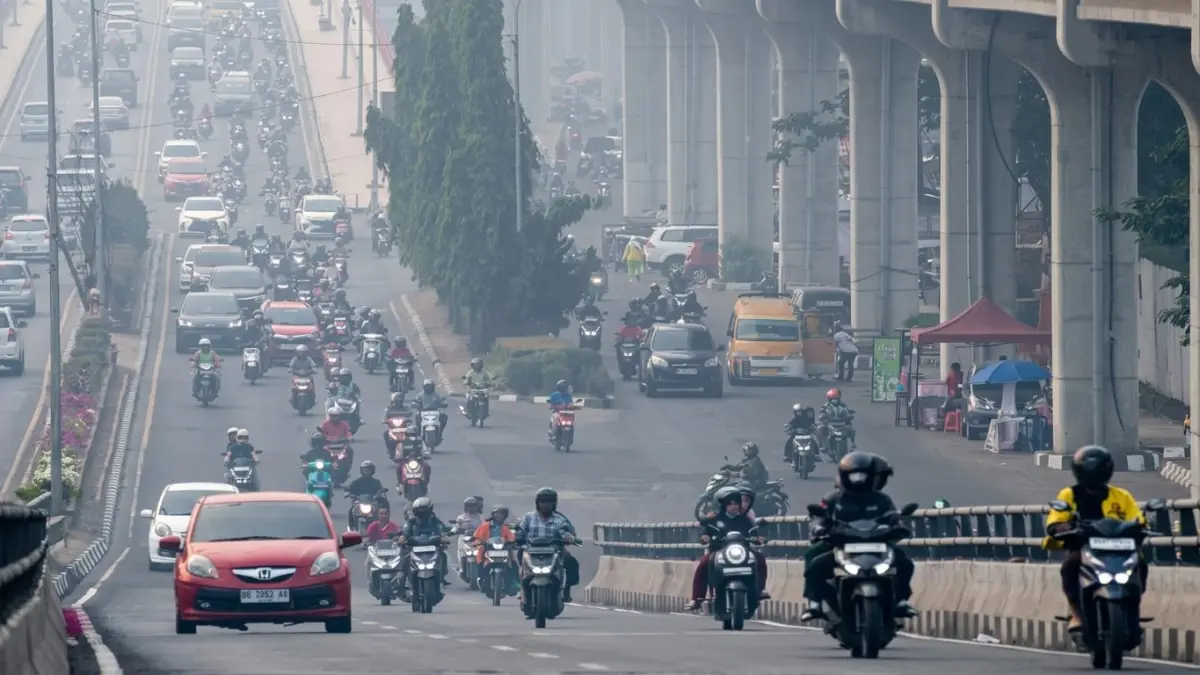 Penanganan karhutla Sumsel buahkan hasil, area terbakar pangkas hingga 88 persen. BNPB fokuskan pendinginan lahan gambut di OKI & Muba sembari imbau warga Palembang gunakan masker. (Foto : ANTARANEWS)
