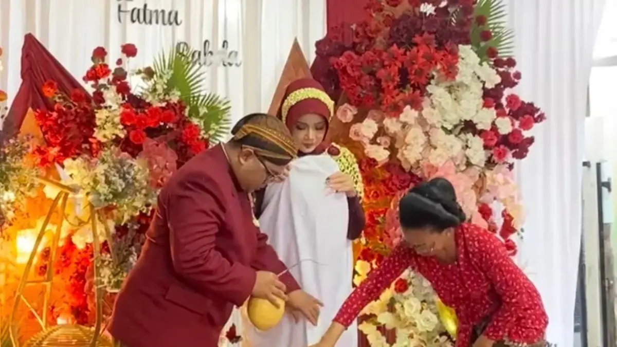 Brojolan menjadi salah satu prosesi yang cukup dikenal dalam tradisi mitoni. (ISTIMEWA)