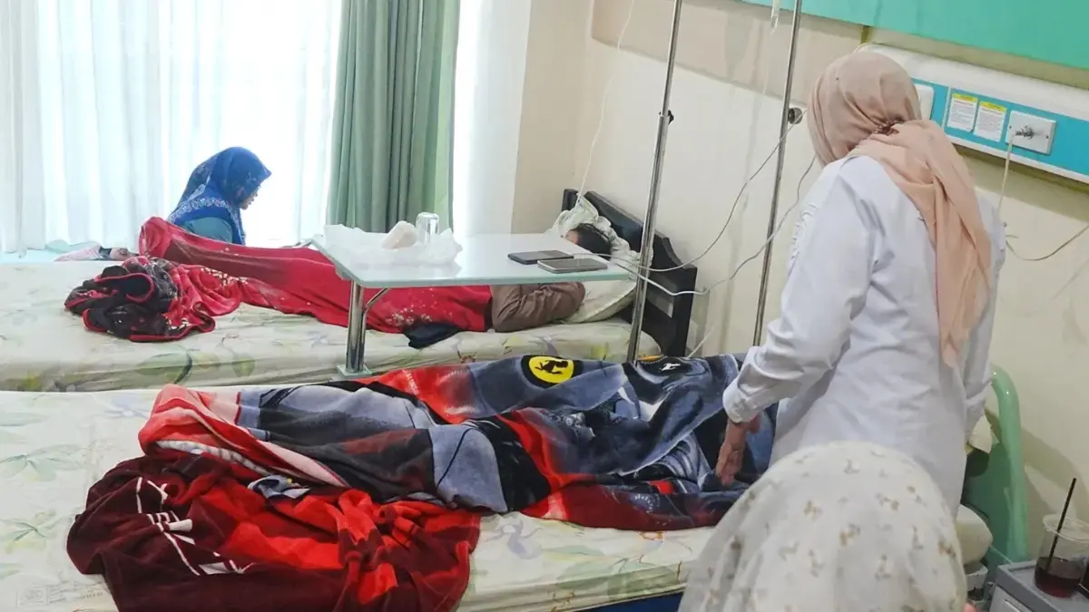 ejumlah santri Ponpes Manba’ul Hikam menjalani perawatan di RS Siti Hajar Sidoarjo setelah diduga mengalami keracunan menu MBG. (Moch. Rizky Pratama Putra/JawaPos.com)