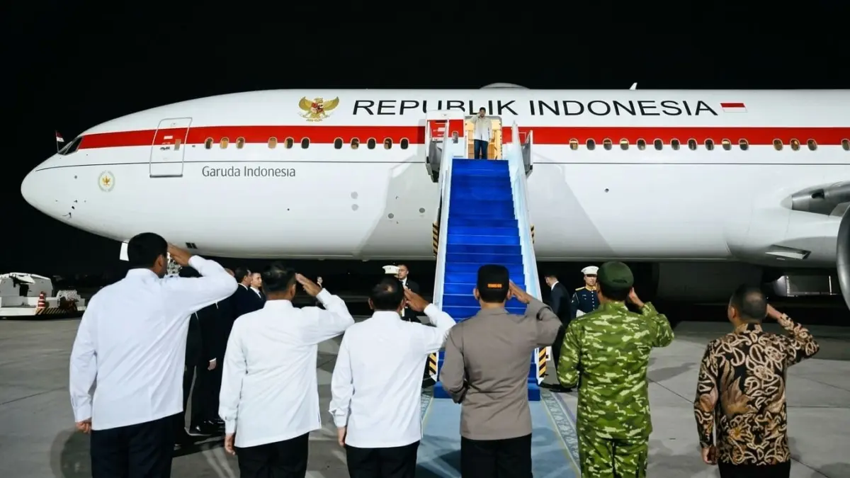 Jadi tamu kehormatan utama di Vladivostok! Presiden Prabowo dan delegasi menteri tiba di Rusia untuk perkuat hubungan ekonomi bilateral serta perkokoh posisi Indonesia sebagai pemimpin Global South.