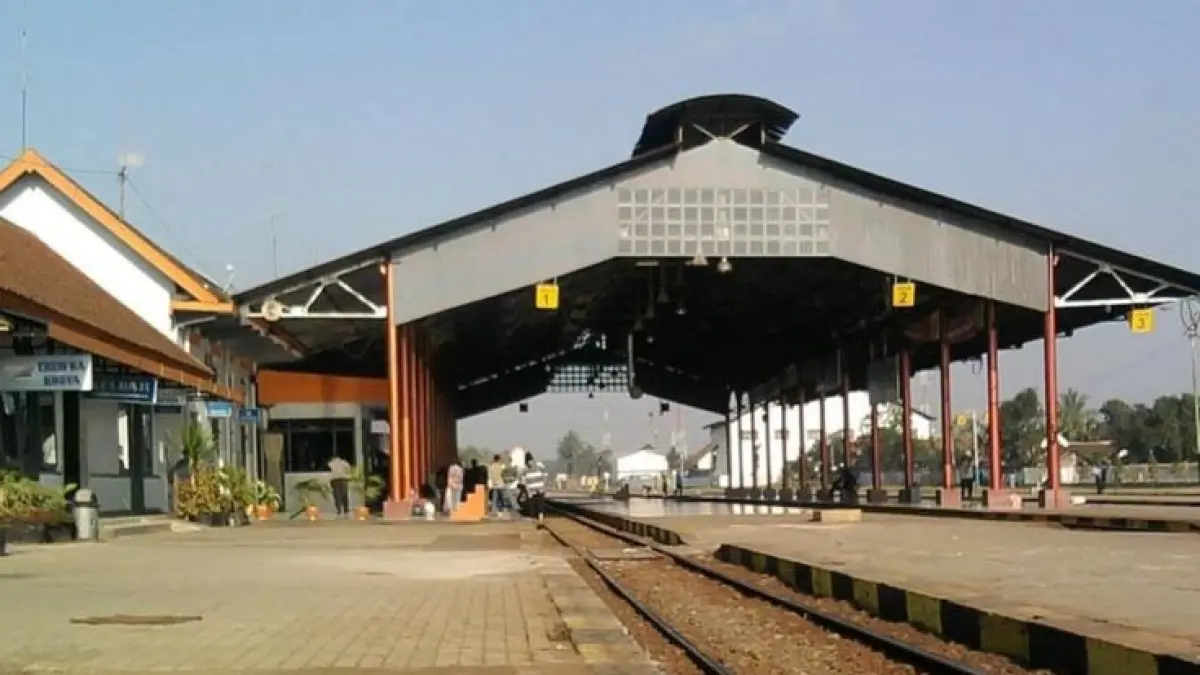 Pernah kepikiran dari mana asal kata stasiun, depo, dan peron? Ternyata ketiganya punya perjalanan bahasa yang panjang sebelum akrab di dunia perkeretaapian Indonesia. (Pinterest)