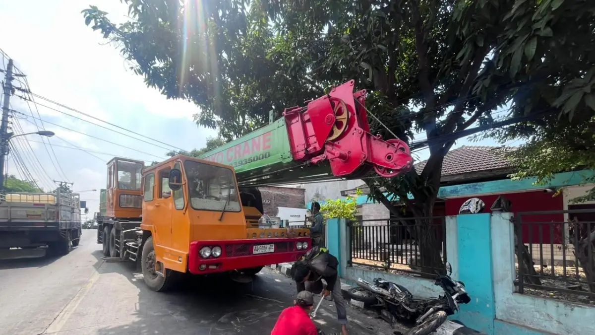 Polisi olah TKP kecelakaan karambol akibat rem crane blong terjadi di Jalan Sumpah Pemuda, Jebres, Rabu (2/3/2026). (M. IHSAN/Radar Solo)