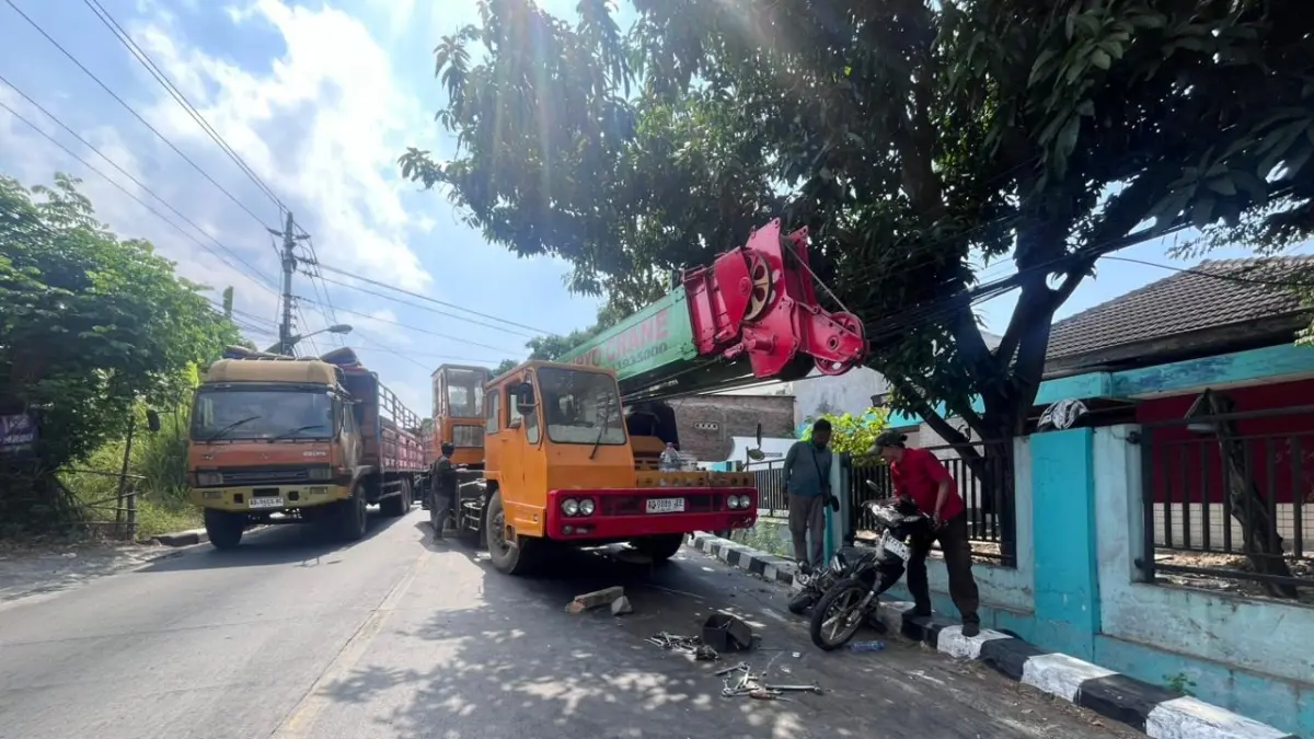 Polisi olah TKP kecelakaan karambol akibat rem crane blong terjadi di Jalan Sumpah Pemuda, Jebres, Rabu (2/3/2026). (M. IHSAN/Radar Solo)