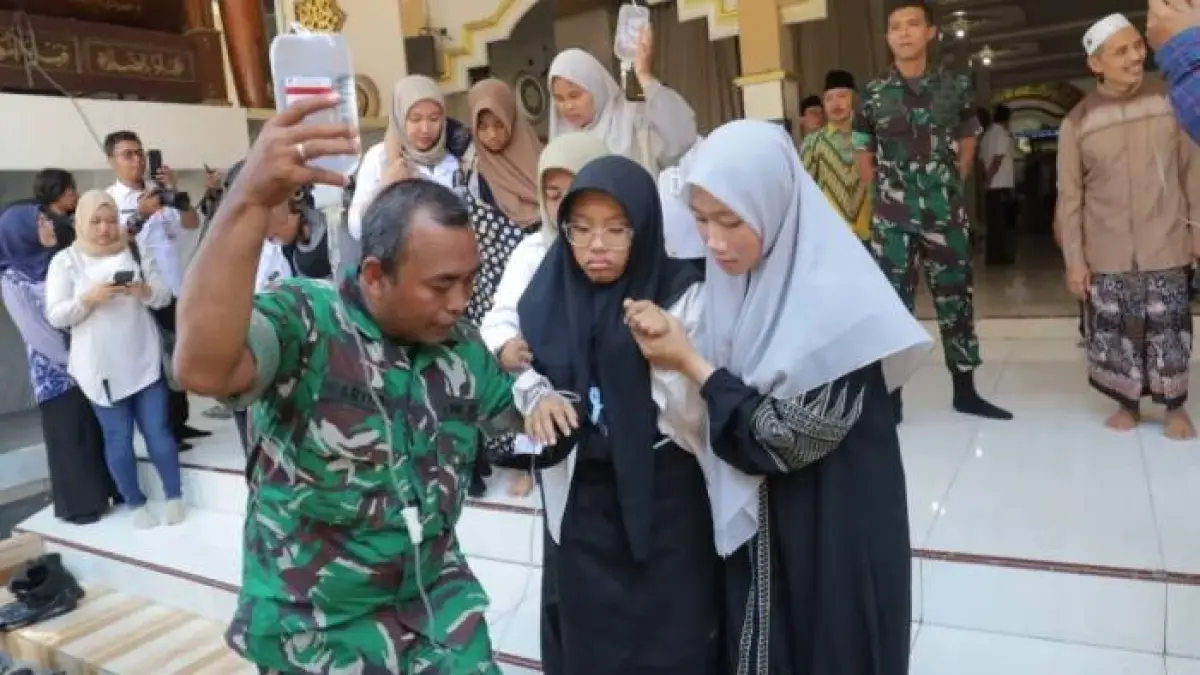 Sebanyak 38 santri Pondok Pesantren (Ponpes) Manbaul Hikam, Desa Putat, Kecamatan Tanggulangin, Sidoarjo, yang sebelumnya menjalani perawatan di masjid ponpes, akhirnya dievakuasi ke rumah sakit, Rabu (2/9) siang. (SURYANTO/RADAR SIDOARJO)