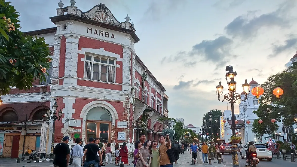 Suasana Kota Lama Semarang yang ramai dikunjungi wisatawan.(JawaPos)
