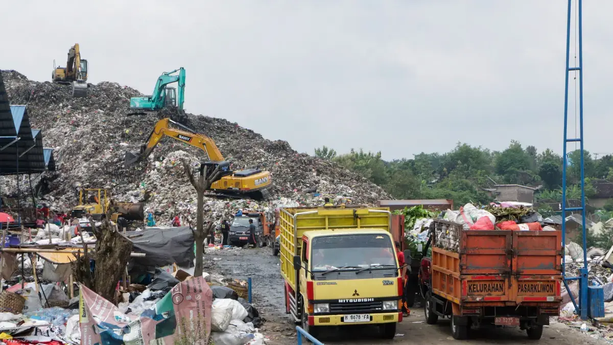 Beroperasi sejak 1986 dengan metode open dumping, TPA Putri Cempo mengelola jutaan ton sampah hingga diproyeksikan menjadi PLTSa. (M. Ihsan/Radar Solo)