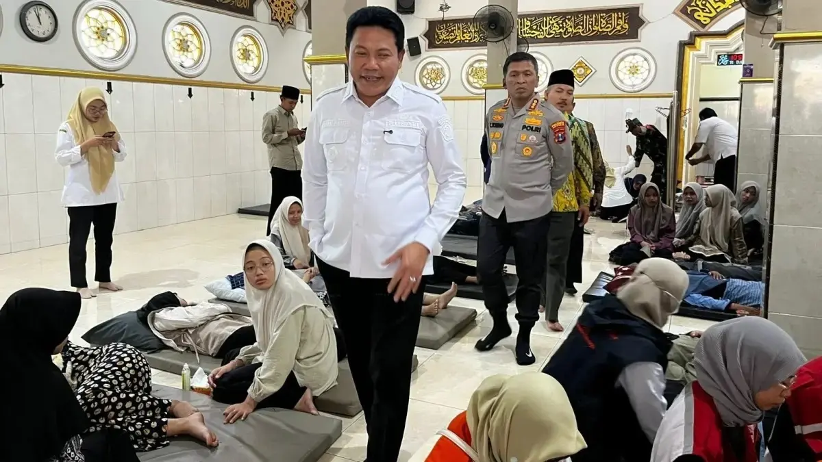 Bupati Sidoarjo Subandi menengok santri Ponpes Manbaul Hikam yang keracunan MBG pada Selasa (1/9). (Ardini Pramitha/JawaPos.com)