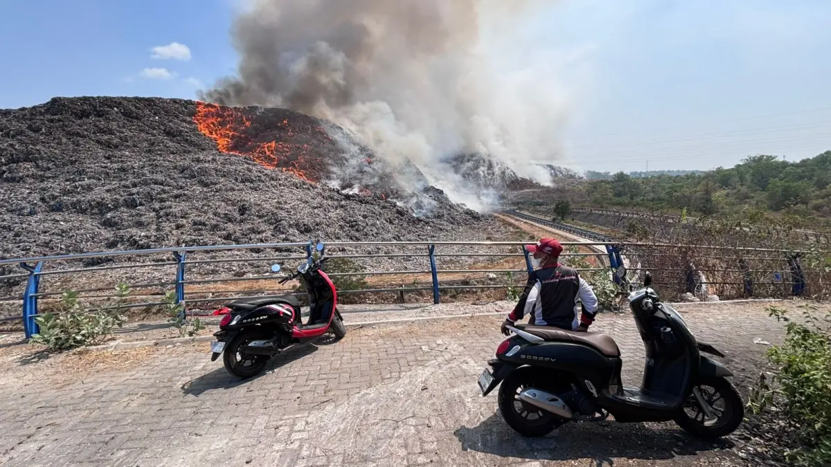 Kebakaran TPA Putri Cempo Solo belum padam sepenuhnya. Pembuangan sampah sementara ditunda dan diatur mulai pukul 10.00 WIB. (Arief Budiman/Radar Solo)