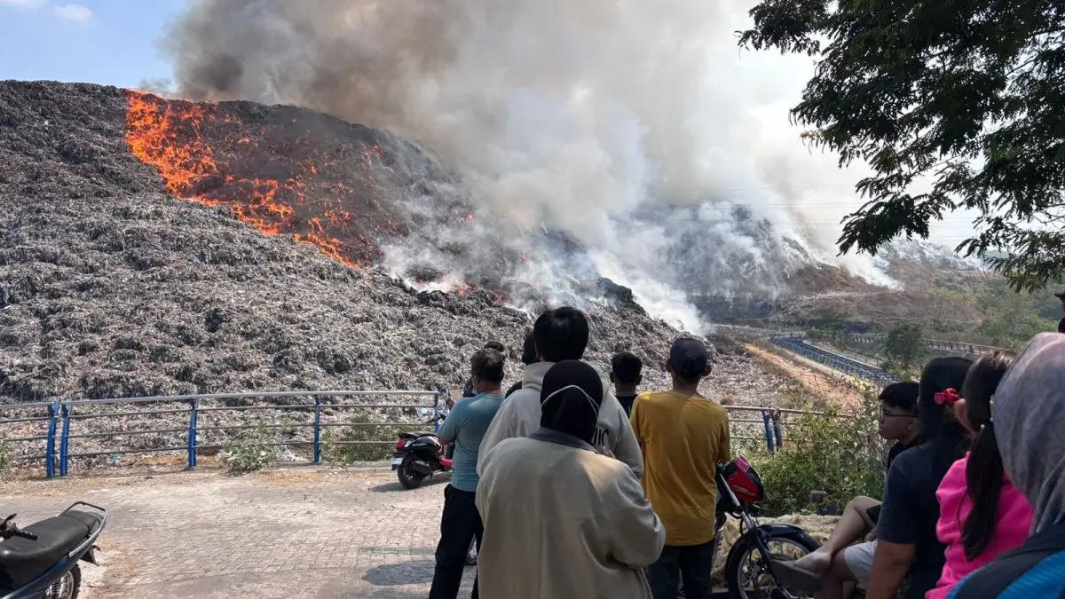 Kebakaran TPA Putri Cempo Solo picu kepulan asap pekat. PMI siagakan bantuan masker, tetes mata, dan oksigen untuk warga! (Arief Budiman/Radar Solo)