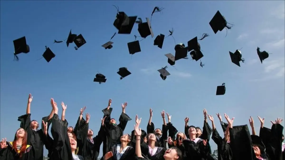 Lagi cari tempat foto wisuda di Solo? Selain Balekambang, ada beberapa lokasi lain yang bisa jadi pilihan untuk mengabadikan momen spesialmu. (Pinterest)