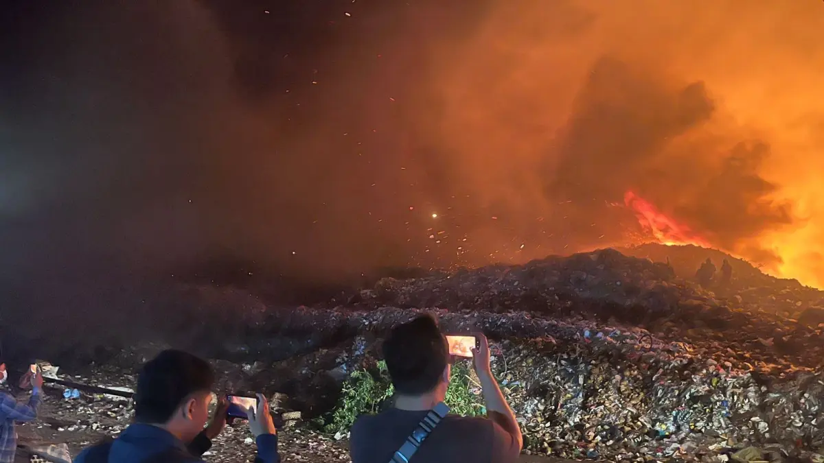 Musibah kebakaran kembali melanda TPA Putri Cempo di Kelurahan Mojosongo, Kecamatan Jebres, Surakarta, pada Rabu (2/9/2026) petang. (Silvester/Radar Solo)
